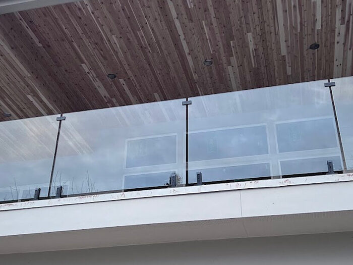 Frameless glass deck railing system